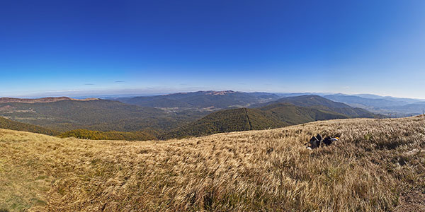 8. Wielka Rawka - południowo-wschodni kraniec szczytu, widok na Ustrzyki Górne
