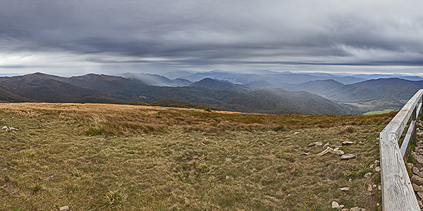 Tarnica - widok w stronę Połoniny Bukowskiej - widać obszary w których pada deszcz